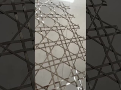 Arquitectura malla metálica tejida